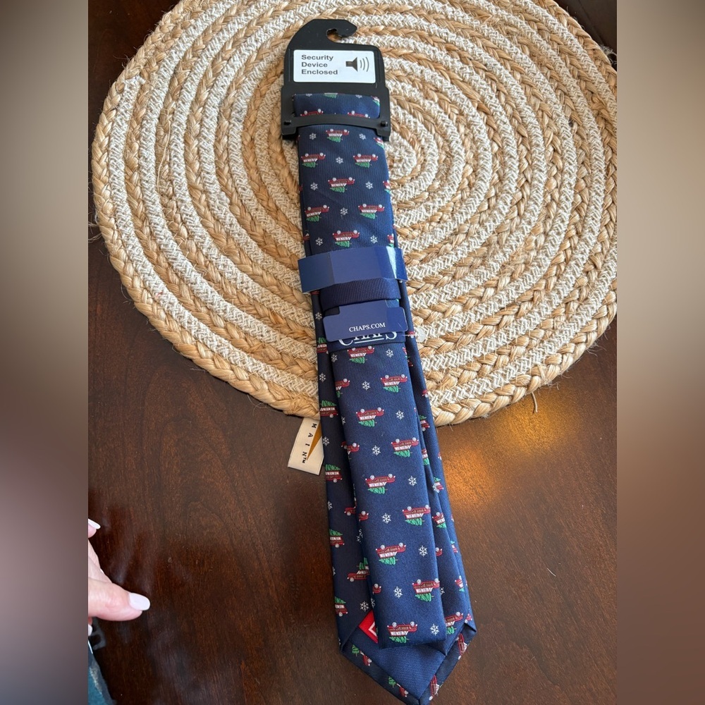 Chaps tie Christmas tree on wagon new tags - Picture 2 of 4